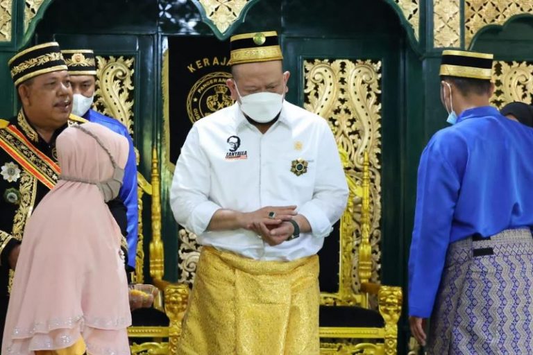 LaNyalla Merasa Terhormat Dapat Gelar Pangeran Jaya Sukma Dilaga dari Kerajaan Kusuma Negara Sekadau LaNyalla Merasa Terhormat Dapat Gelar Pangeran Jaya Sukma Dilaga dari Kerajaan Kusuma Negara Sekadau
