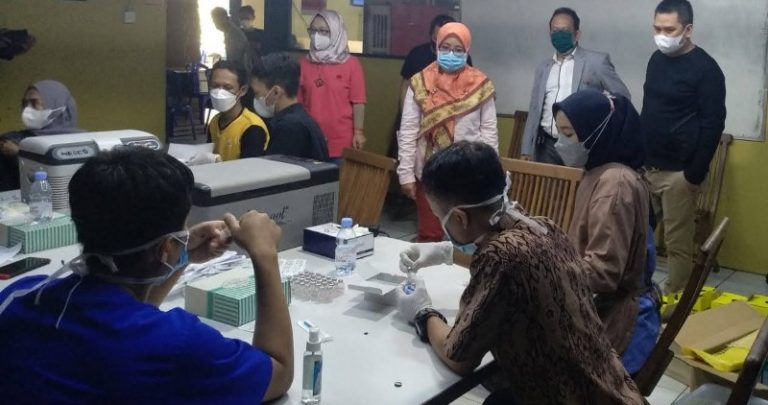 Virus Corona Varian Omicron Diragukan Bisa Dicegah dengan Vaksin