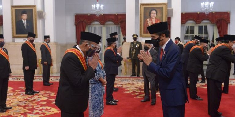 Tanda Kehormatan Dianugerahkan Presiden bagi 300 Nakes yang Gugur