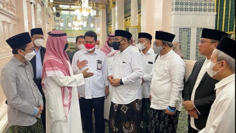 Ini Doa Menag Yaqut Cholil di Raudhah Masjid Nabawi Ini Doa Menag Yaqut Cholil di Raudhah Masjid Nabawi