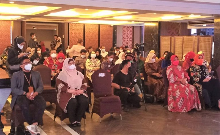 Batik Elemwe Gelar Peringatan Hari Ibu di HUT-nya yang Ke-6 Batik Elemwe Gelar Peringatan Hari Ibu di HUT-nya yang Ke-6