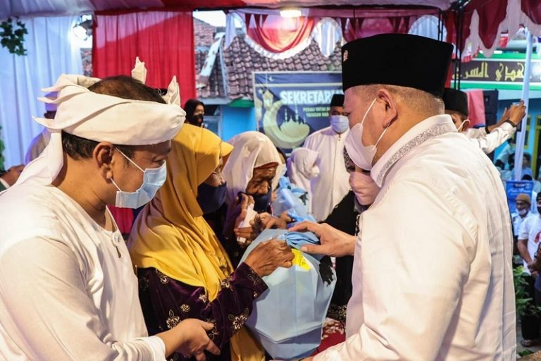 Beri Santunan di Ponpes Al-Musri, LaNyalla Didaulat Jadi Bapak Yatim Indonesia