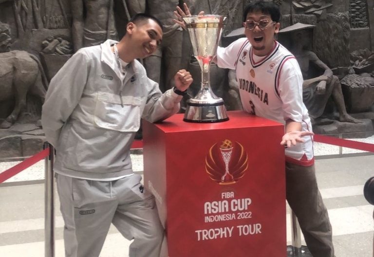 Udjo dan Rayi Kunjungi Trophy Tour FIBA Asia Cup di Sarinah, Ini Katanya Udjo dan Rayi Kunjungi Trophy Tour FIBA Asia Cup di Sarinah, Ini Katanya
