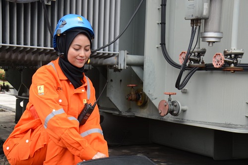 Lut Alfia Nur Nadia, Srikandi Cantik PLN Bogor, Siaga 24 Jam Bantu Masyarakat Lut Alfia Nur Nadia, Srikandi Cantik PLN Bogor, Siaga 24 Jam Bantu Masyarakat