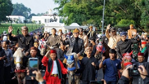 Menparekraf Sandiaga Uno dan Gubernur Jabar Ridwan Kamil Kompak Naik Kuda Bareng Wali Kota Bogor Menparekraf Sandiaga Uno dan Gubernur Jabar Ridwan Kamil Kompak Naik Kuda Bareng Wali Kota Bogor