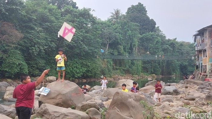 Sungai Ciliwung yang Menyeramkan Berubah Jadi Tempat Bermain di Musim Kemarau