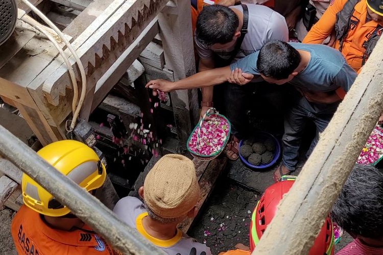 Keluarga Korban Ikhlas dan Gelar Salat Gaib, Tim SAR Hentikan Pencarian Korban 8 Penambang di Banyumas