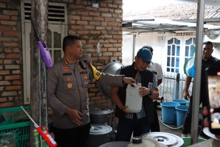 Awal Ramadhan, Kapolres Prabumulih Pimpin Pengerbekan Pabrik Ciu