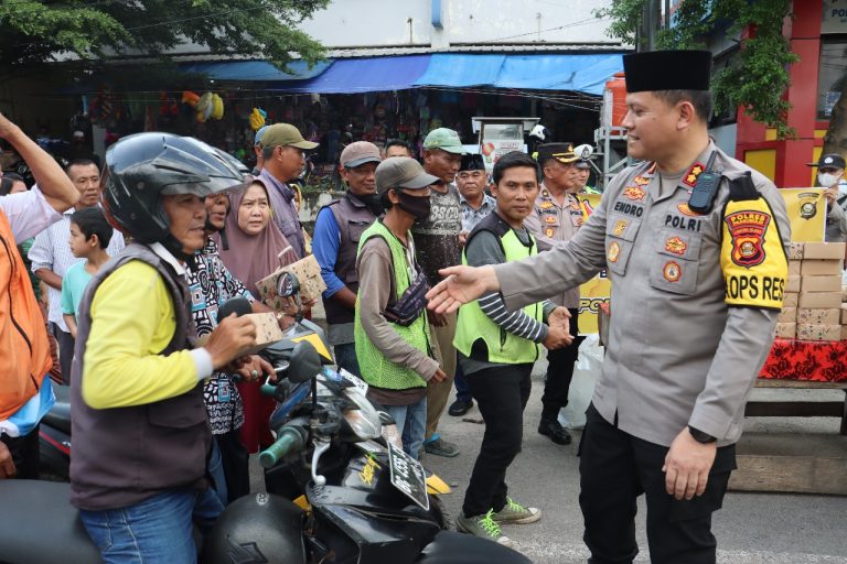 Turun ke Jalan, Kapolres Prabumulih Bagikan Takjil Gratis