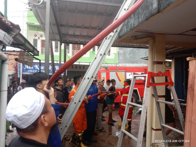 Kerugian Kebakaran Konter Abi Sell, Ditaksir Rp 50 Juta Kerugian Kebakaran Konter Abi Sell, Ditaksir Rp 50 Juta