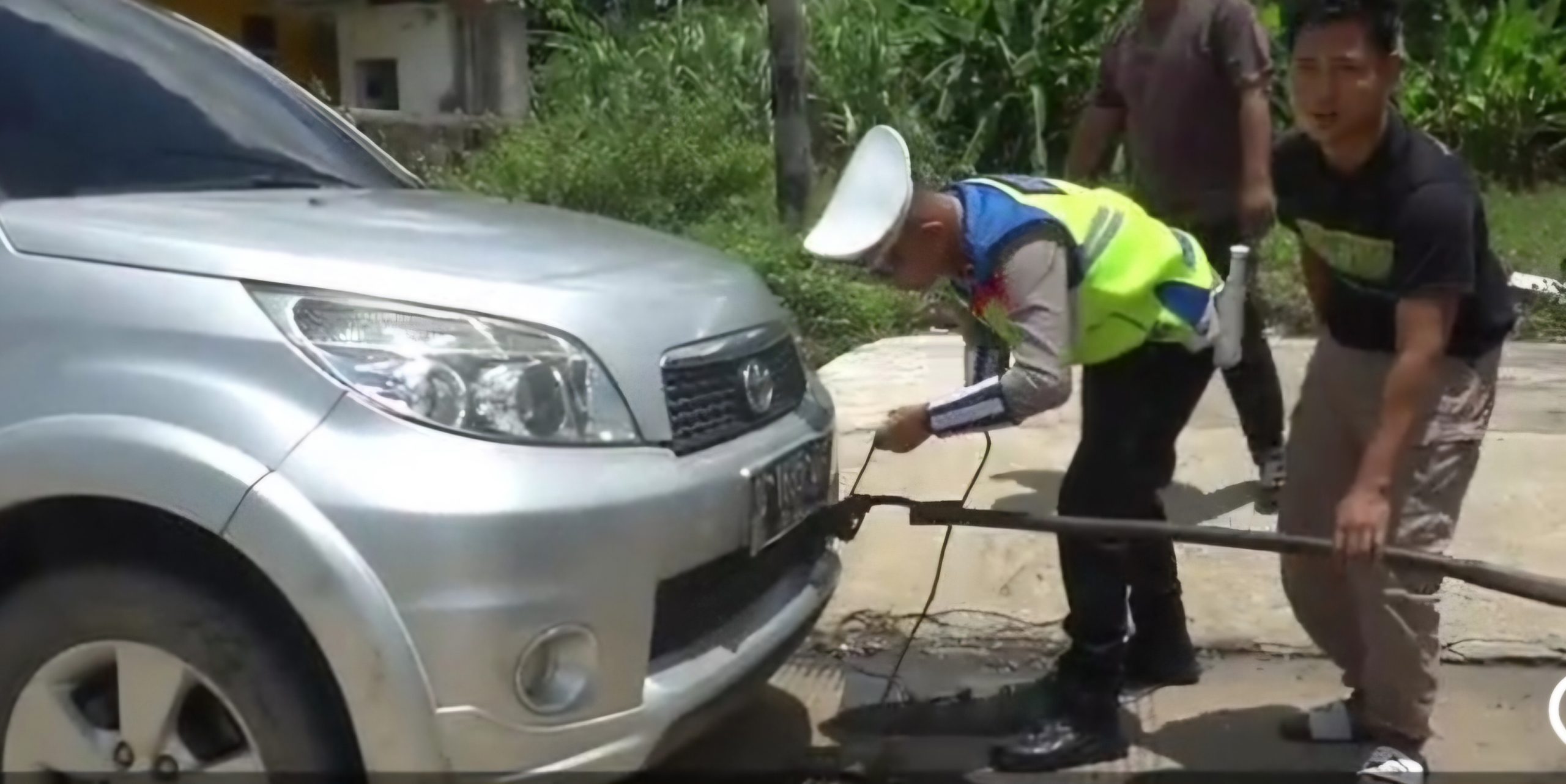 Pemudik Mobilnya Mogok, Satlantas Prabumulih Bantu Bawa ke Bengkel