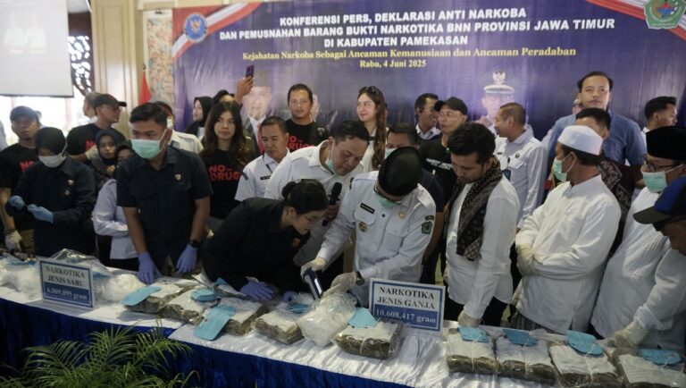 Kalapas Pamekasan Hadiri Pemusnahan Barang Bukti Narkoba di Pendopo Ronggosukowati