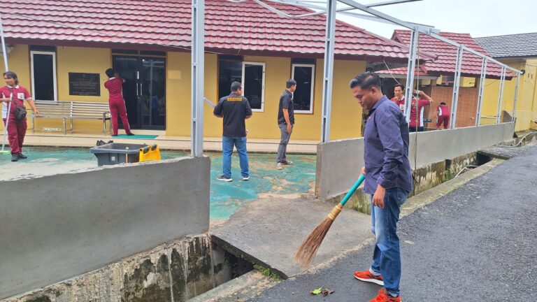Peduli Tempat Ibadah, Sat Intelkam Polres Prabumulih Gelar Bakti Kebersihan di Masjid
