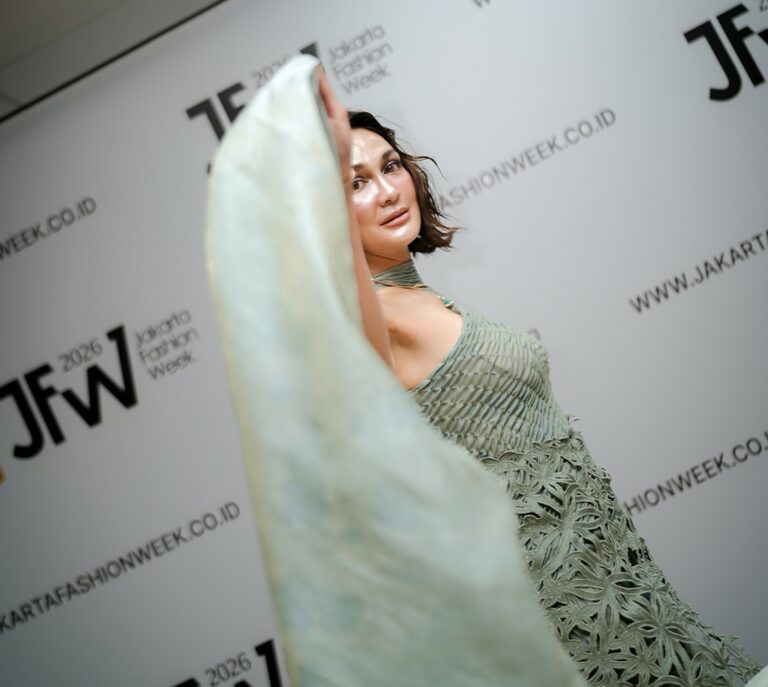 Luna Maya Tampil Glowing di Jakarta Fashion Week 2026, Bawa Nuansa Feminin & Elegan