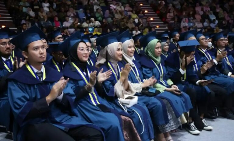 Prestasi Anak Bangsa: Lulus S3 Sebelum Usia 26 Tahun!