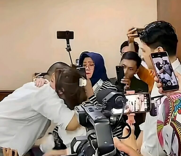 Ammar Zoni Menangis dan Peluk Kekasih di PN Jakpus, Sampaikan Pesan ke Adik