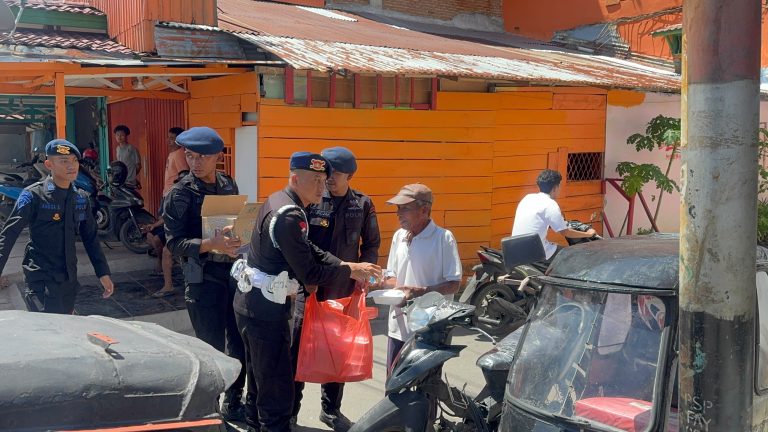 Brimob Polda Sumut Hadir dengan Aksi Jumat Berkah, Sopir dan Tukang Becak Jadi Sasaran Berbagi