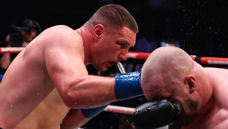 Vladyslav Sirenko Cetak KO Paling Brutal, Bikin Otto Wallin Kritis dan Tak Bergerak di Atas Ring
