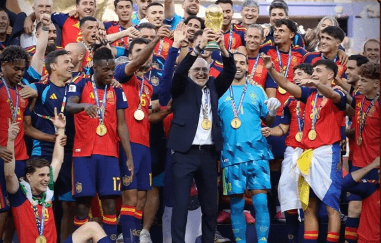 De La Fuente Pecahkan Rekor! Pelatih Tertua Angkat Trofi Piala Dunia