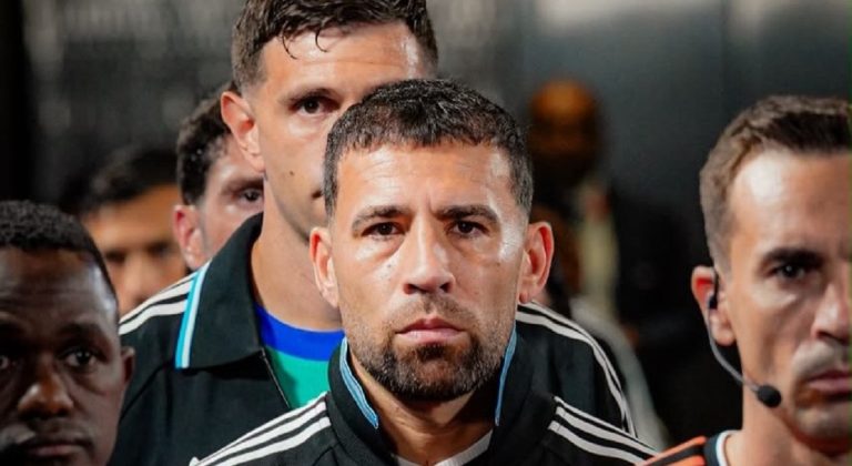 Tinggalkan 139 Laga dan Gelar Juara Dunia, Otamendi Pamit dari Argentina Dengan Kepala Tegak