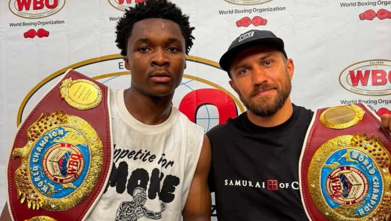 Abdullah Mason Resmi Terima Sabuk Juara Dunia WBO Kelas Ringan dari Vasiliy Lomachenko