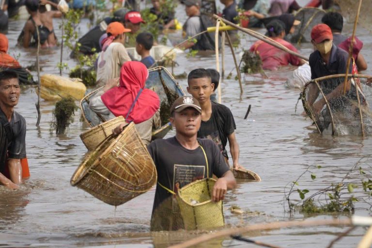 Tradisi Bekarang Hidup Lagi, Ribuan Warga PALI Padati Danau Sebetung