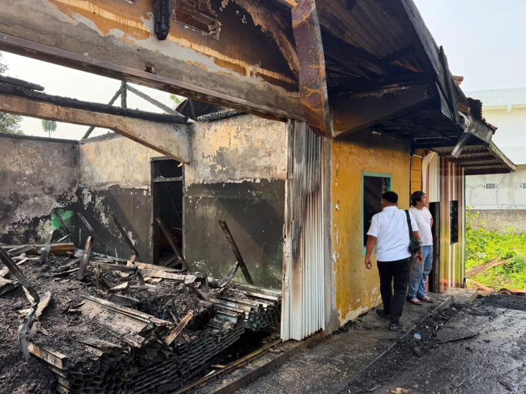 Kebakaran Hebat Hanguskan Gudang Material di Talang Ubi, Kerugian Rp400 Juta Berita
