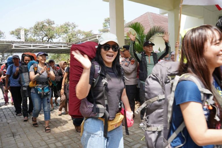 Semangat Kemerdekaan Membumbung ke Puncak Dempo, Merah Putih 2.026 Meter Dibentangkan