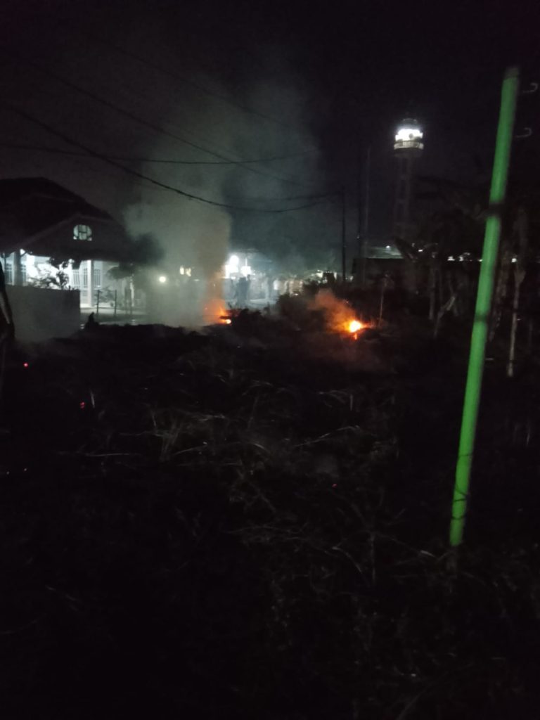 Rumput Kering dan Ban Terbakar, BPBD Prabumulih Padamkan Api di Jalan Angkatan 45
