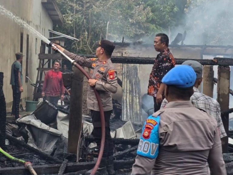 Polisi, TNI, Damkar dan Warga Bersatu Padamkan Kebakaran Empat Rumah di Desa Bubusan