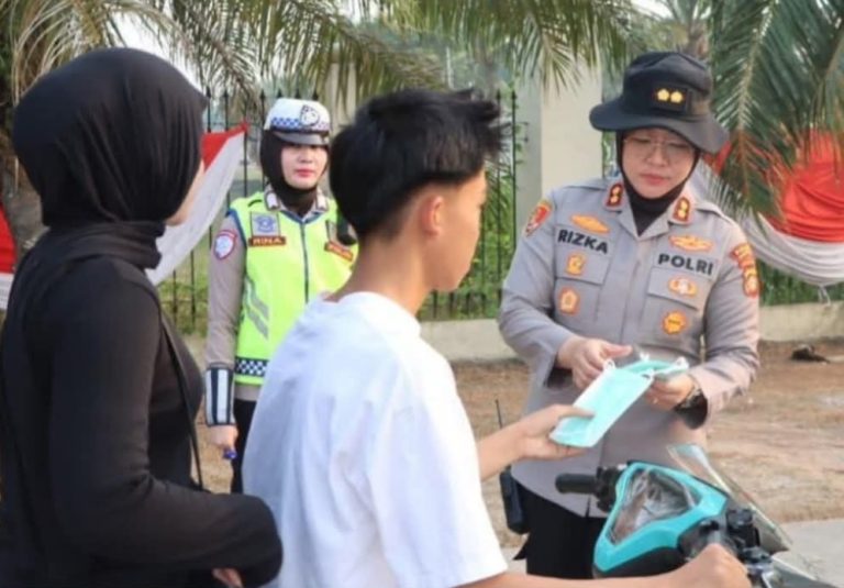 Kabut Asap Menyelimuti Ogan Ilir, Polisi Turun Bagikan Masker Gratis