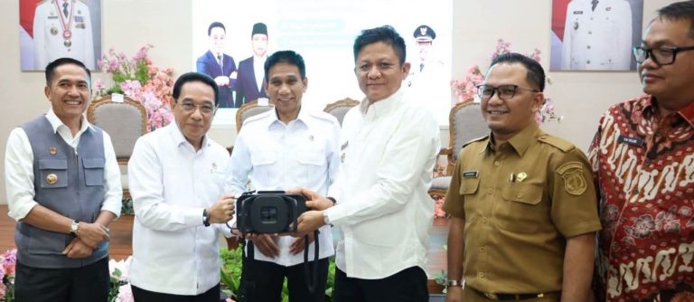 Bupati Enos Terima Portable X-Ray, Upaya Deteksi TB di OKU Timur Makin Masif