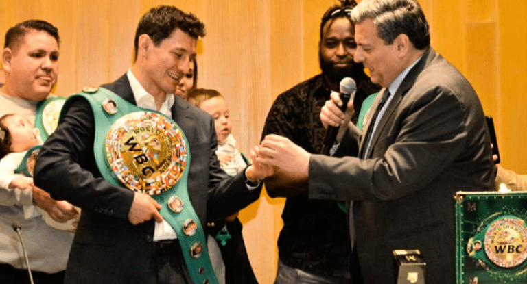 William Zepeda Terima Penghargaan Historis WBC Usai Bantai Lamont Roach Jr dan Renggut Sabuk WBC